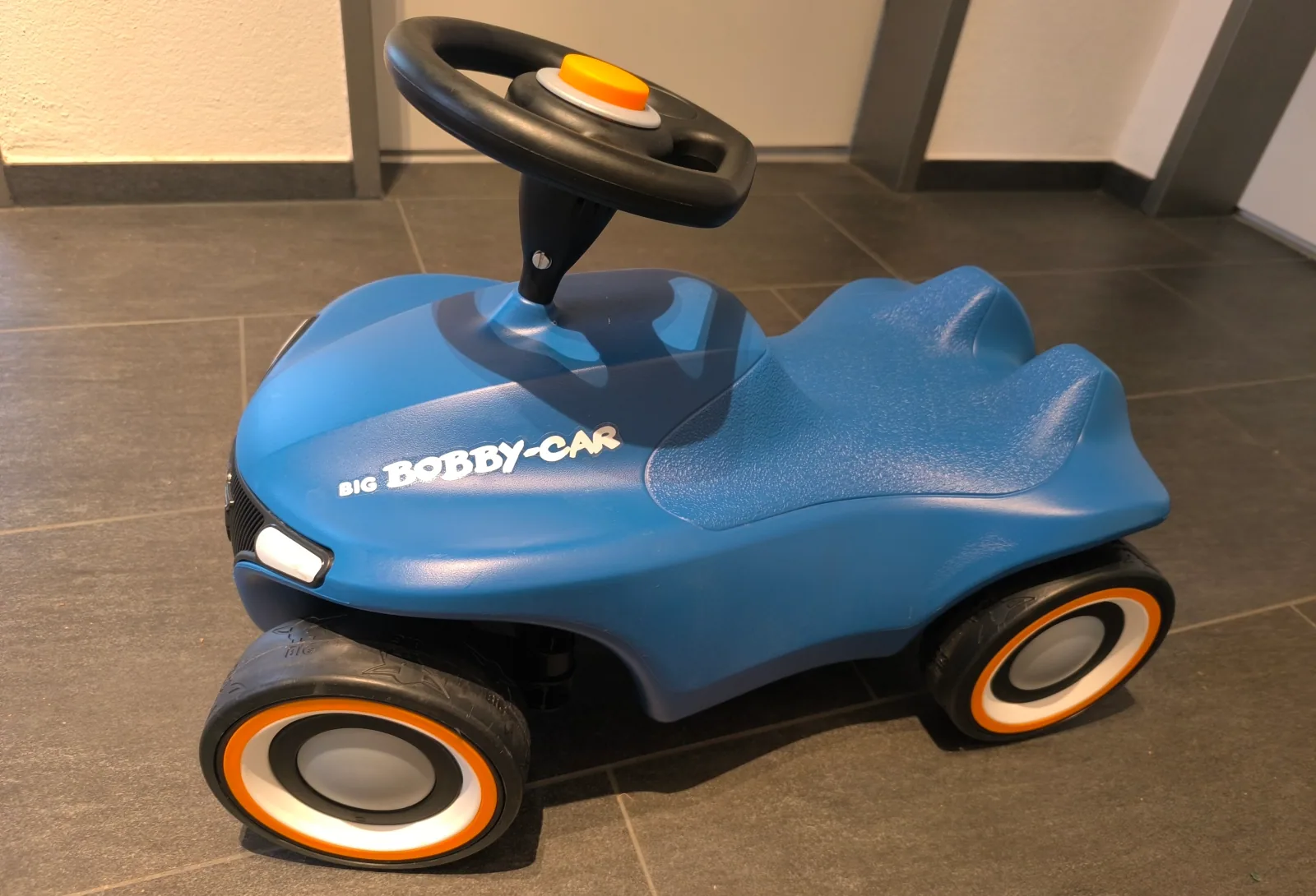 BIG Bobby-Car Neo Blau – Rutschauto mit Hupe – Bild 2