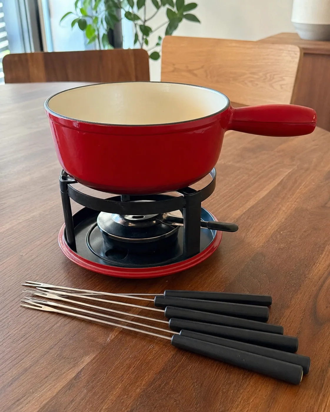 Rotes Fondue-Set mit Rechaud
