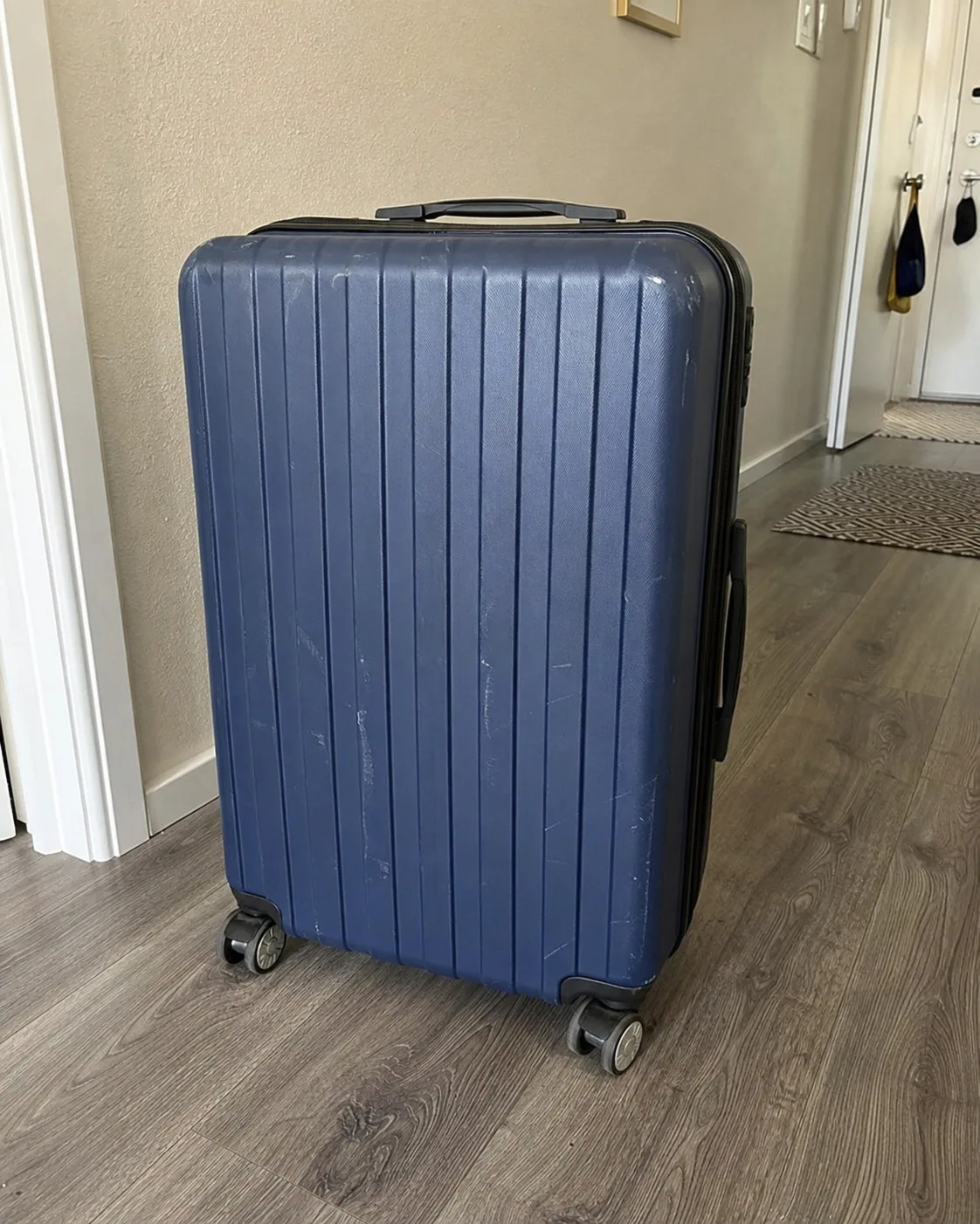 Dark-blue hard-shell suitcase – view 1
