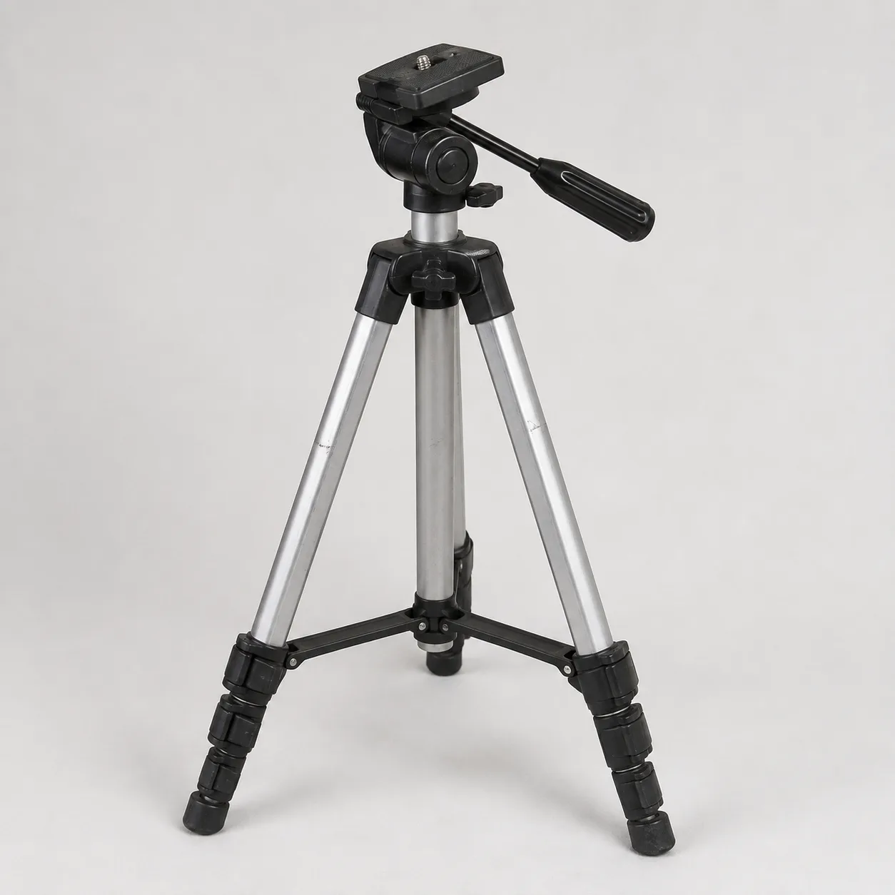 Compact aluminium camera tripod – view 1