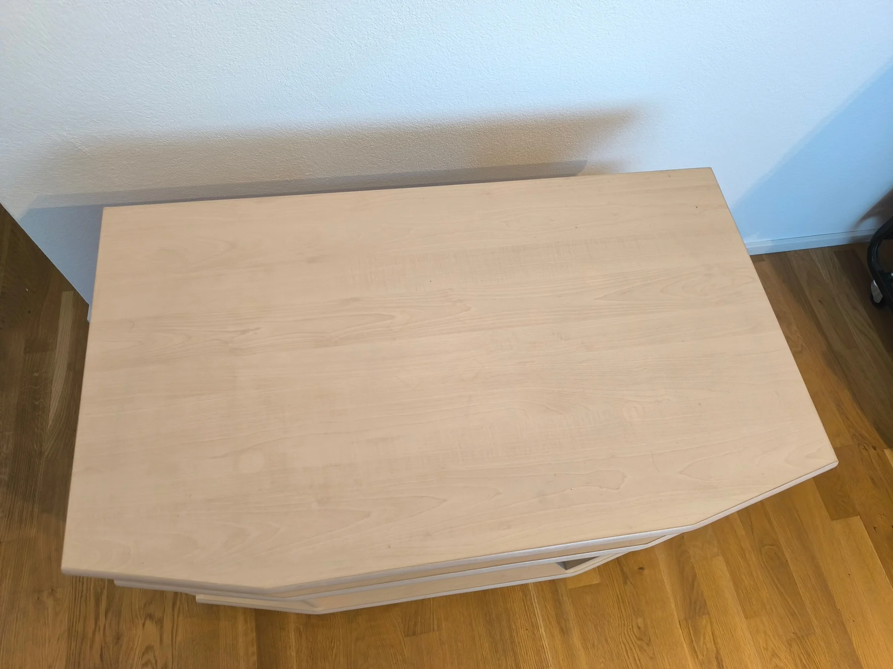 TV stand with acrylic glass and wheels – view 2
