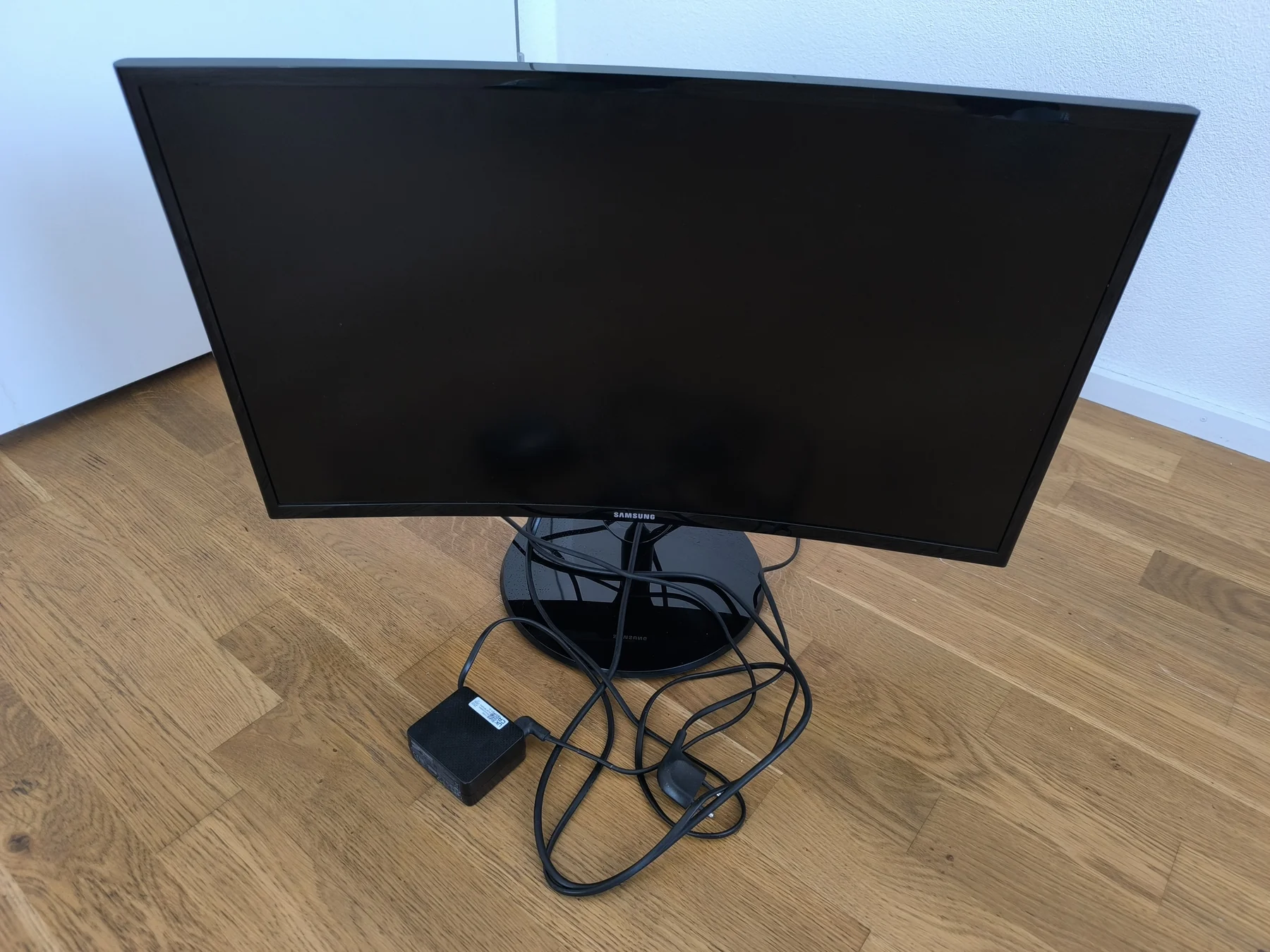 Samsung 27-inch CF390 curved monitor – view 1