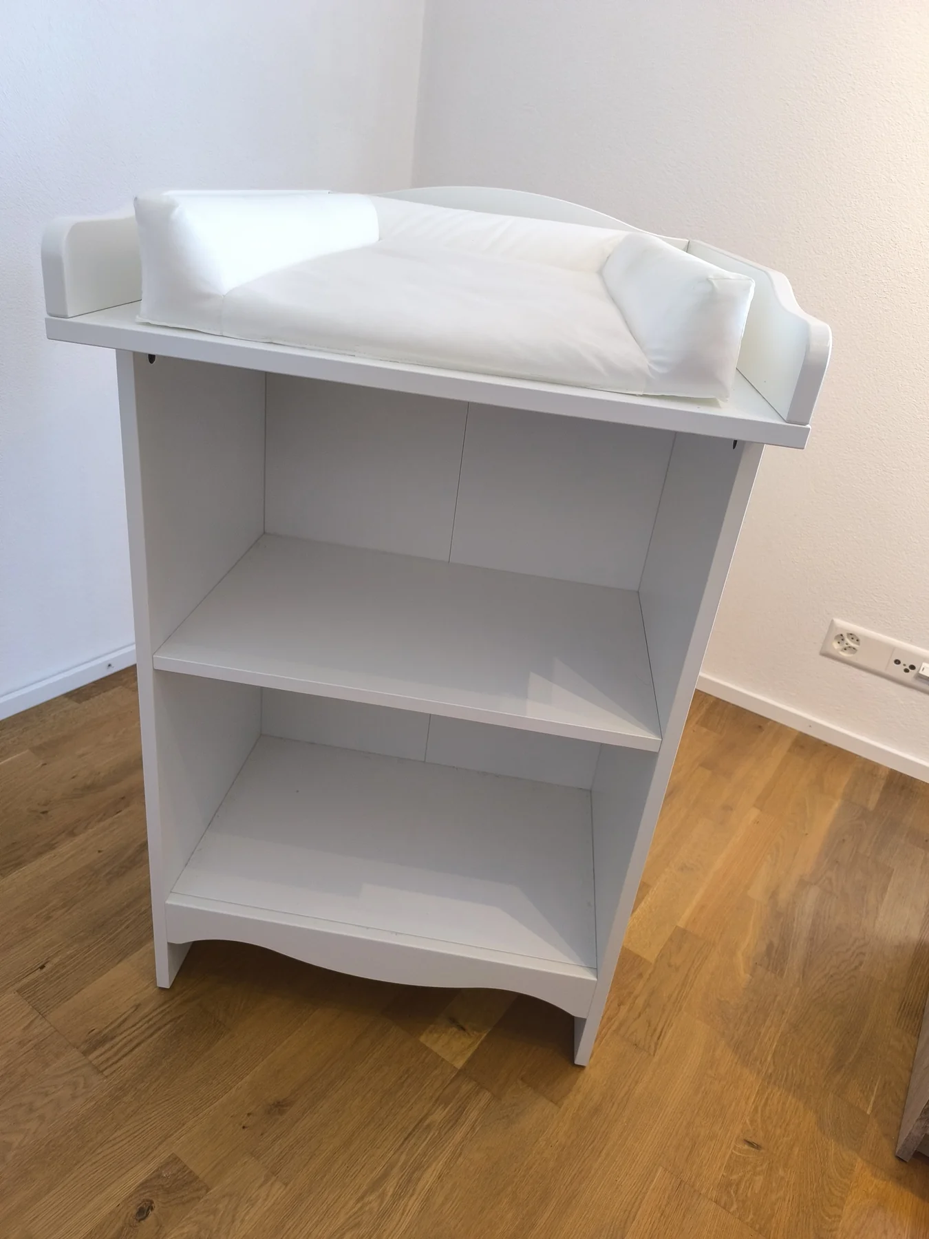 IKEA SMÅGÖRA changing table with pad – view 2